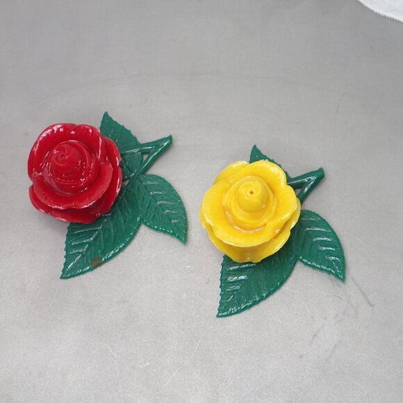 Vintage 1960s Plastic Rare Rose Salt and Pepper Shakers Flower Matching Pair - Picture 6 of 14